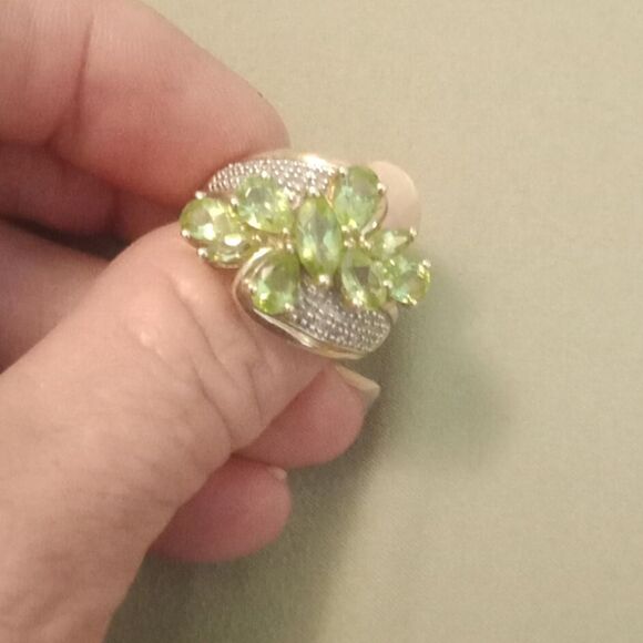 Peridot and Earth mined diamond ring size 8 - Picture 6 of 7
